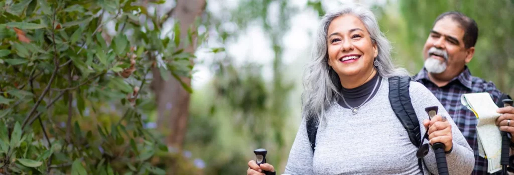 Mujer de mediana edad y hombre senderismo
