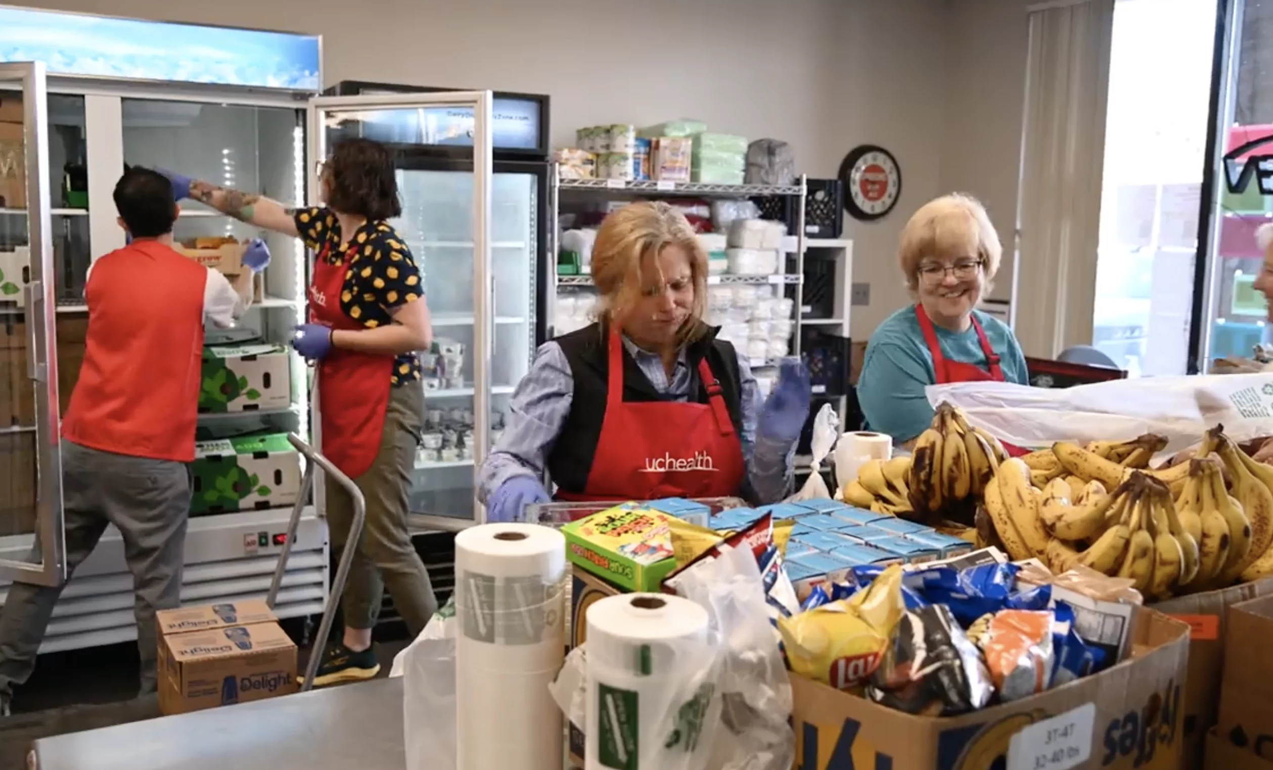 Personas que trabajan en la despensa de alimentos