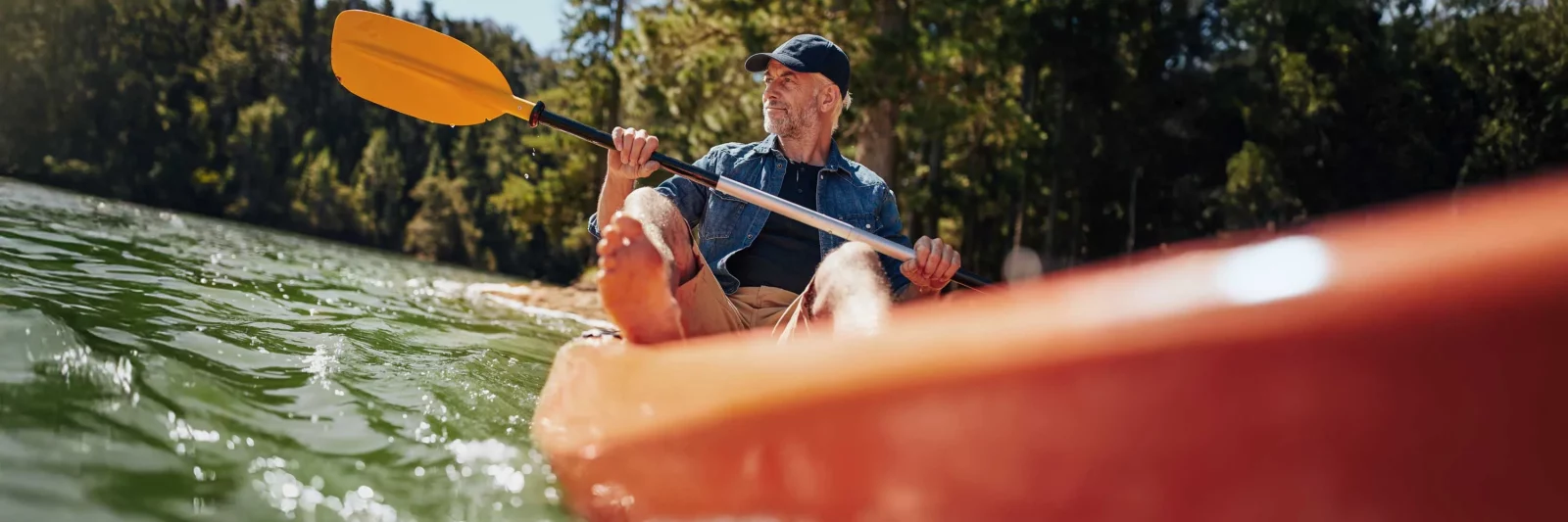 Hombre navegando en kayak por el río