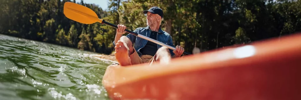 Hombre navegando en kayak por el río