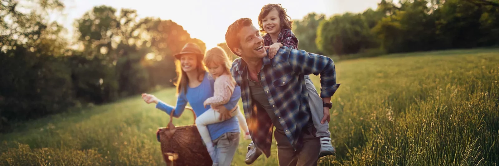 Familia riendo en un campo