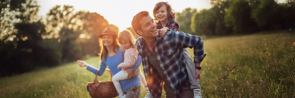 Familia riendo en un campo