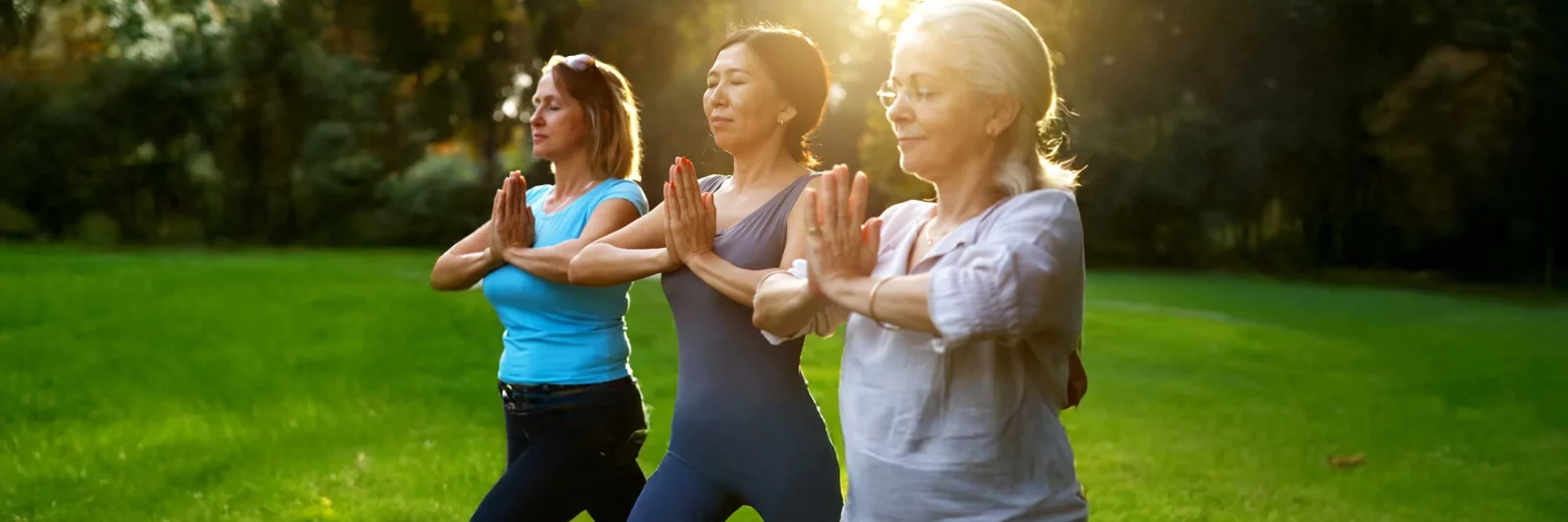 Pacientes de UCHealth haciendo yoga para el tratamiento de reumatología.