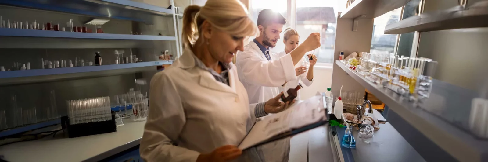 Científicos de UCHealth trabajan en pruebas genéticas para adultos en un laboratorio