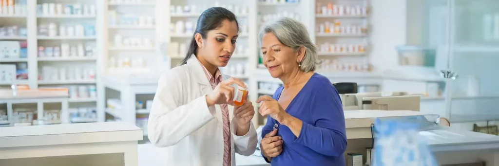 Programa de residencia en farmacia de UCHealth en PVH. Farmacéutico revisando medicamentos con el paciente.