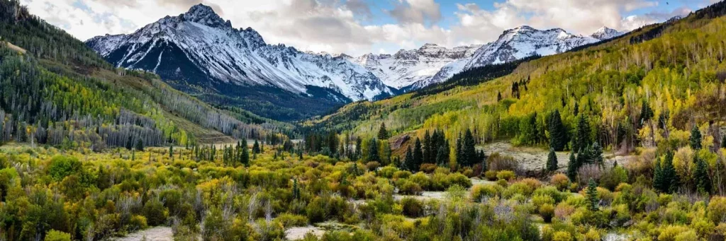 Beca Administrativa de UCHealth. Cordillera de Colorado con montañas nevadas en primavera.