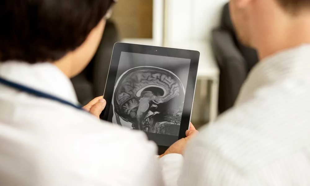 UCHealth Neuro-opthamology, profesionales que buscan escanear el cerebro.