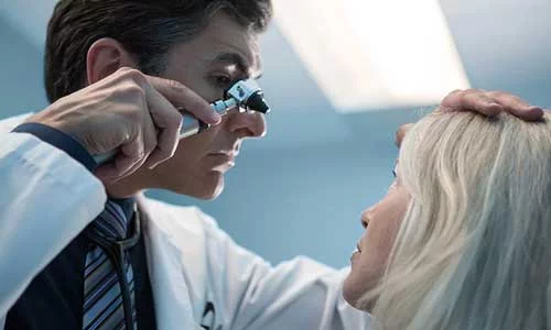 Cataratas UCHealth, el profesional examina el ojo del paciente. 
