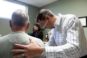 A docor examines a patient