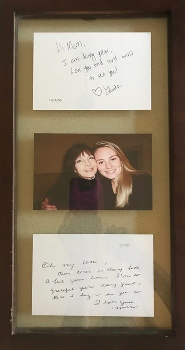 A photo shows a portrait of Lindsay Pratt and her mom, Vera Paca. Above the photo is a note Lindsay wrote to her mom right after the transplant surgery. It says, "Hi Mom. I am doing great. Love you and can't wait to see you! Love Linds." Vera then wrote a note back to her daughter to let her know she was OK too after the difficult surgery.