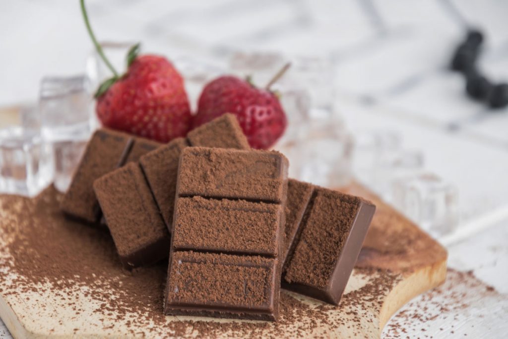 chocolate bars with cocoa powder and strawberries