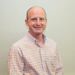 Dr. Alex Meininger, cirujano ortopeda en Steamboat Springs, explica las lesiones de rodilla más comunes y cómo prevenirlas. Foto: UCHealth.