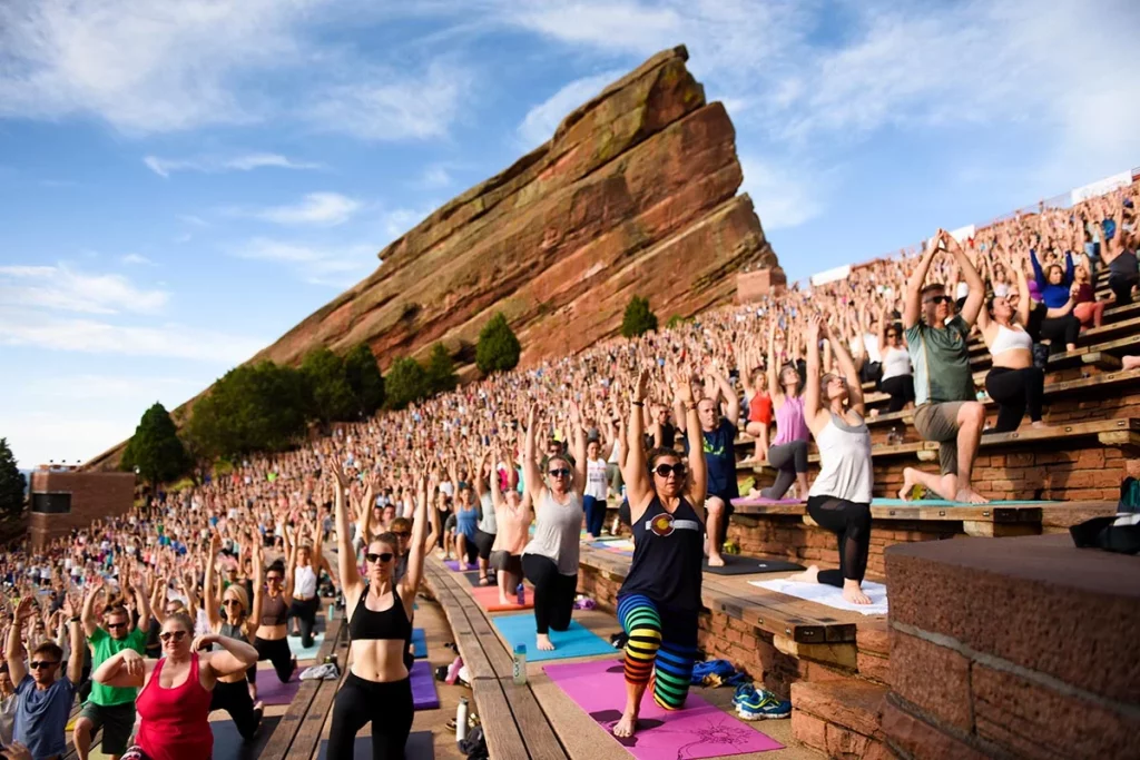 Cientos de personas se reunieron para Yoga on the Rocks en el Anfiteatro Red Rocks. El anfiteatro natural es un excelente lugar para los aficionados al ejercicio y el lugar perfecto para asistir a un concierto. También hay caminatas divertidas en la zona. Foto de Cyrus McCrimmon para UCHealth.