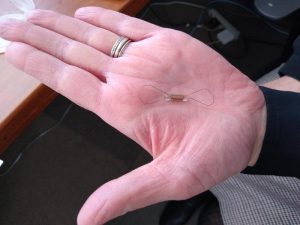 the CardioMems devise looks like a small figure eight.