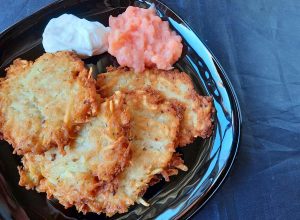 une photo de latkes sur une assiette.