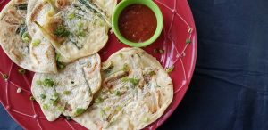 Voici une variété de crêpes d'une autre partie du monde.  Pajeon, la crêpe coréenne, ici savoureuse avec du kimchee et de l'échalote.  Photo gracieuseté de Bill St. John.