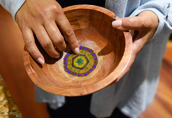 La Dra. Abbey Lara ha estado aprendiendo más sobre sus raíces. Recientemente comenzó a aprender a hacer cuentas huicholes, una antigua tradición indígena mexicana. Foto de Cyrus McCrimmon para UCHealth.