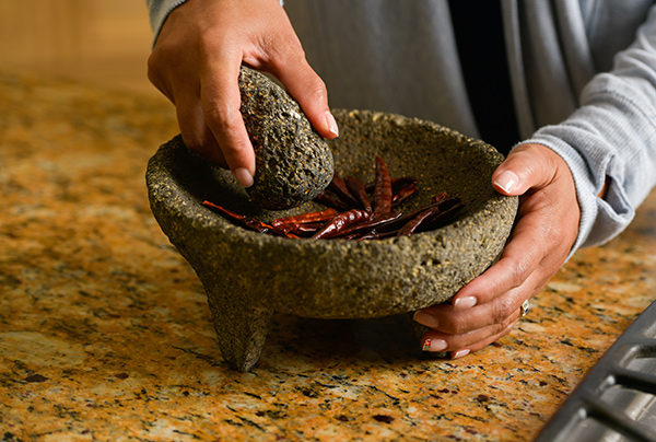 Una de las posesiones más preciadas de la Dra. Abbey Lara es el molcajete de su abuela. Foto de Cyrus McCrimmon para UCHealth.