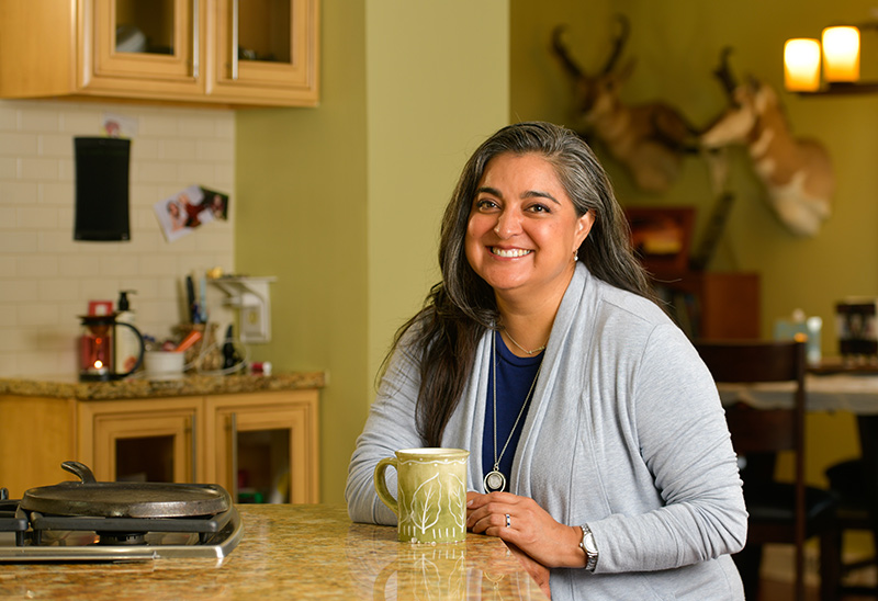 La Dra. Abbey Lara en su cocina, donde le encanta cocinar. Foto de Cyrus McCrimmon para UCHealth.