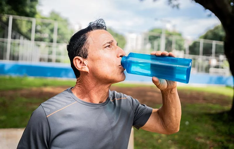 Mantenerse fresco durante las olas de calor es más difícil para los adultos mayores y los bebés, quienes no pueden regular su temperatura corporal tan bien como los demás. Con la expansión de las peligrosas olas de calor, aprenda a mantenerse fresco y seguro. Foto: Getty Images.