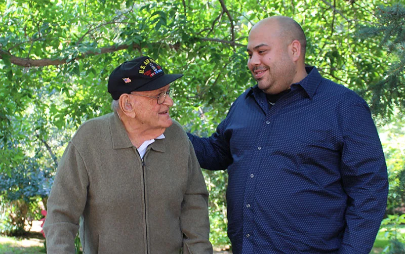 Para Bernie Rogoff, de 95 años, y Michael Foresman, de 34, una fuerte amistad ha nacido gracias al programa COAST-IT, que conecta a estudiantes de profesiones relacionadas a la salud con personas adultas mayores de la comunidad. Michael estudia farmacia y Bernie sirvió como médico durante la Guerra de Corea. Foto de Ana Gretchen Robleto, UCHealth.