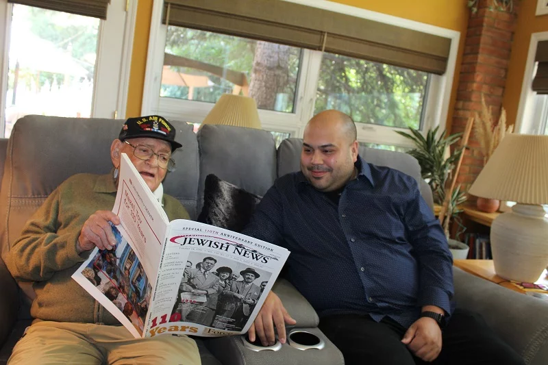 La amistad de Bernie y Michael se nutre del intercambio de experiencias entre dos hombres de generaciones diferentes a los que les une su vocación de servicio en el área de la salud. Foto: Ana Gretchen Robleto, UCHealth.