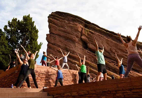 Para los entusiastas del yoga, no hay nada mejor que una mañana tranquila en el anfiteatro Red Rocks, en Golden. Foto de Cyrus McCrimmon para UCHealth.
