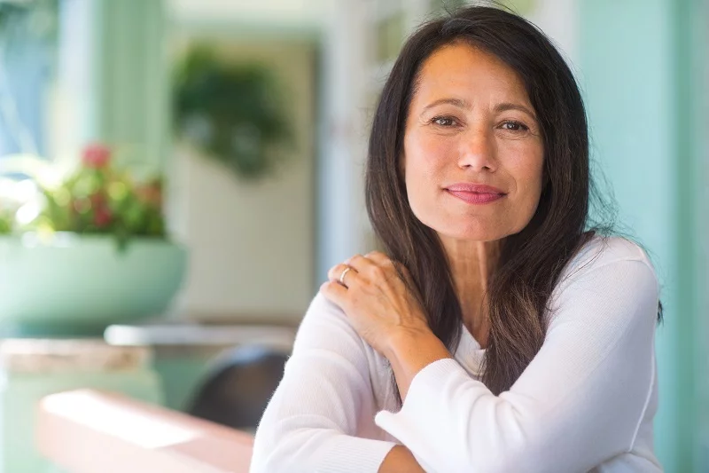 Las personas mayores de todos los orígenes raciales y étnicos tienen el mayor riesgo de desarrollar casos graves de herpes zóster. Las mujeres tienen mayor riesgo que los hombres, mientras que las personas blancas contraen herpes zóster con más frecuencia que las personas negras. Ahórrese el dolor del herpes zóster y vacúnese. Foto: Getty Images.