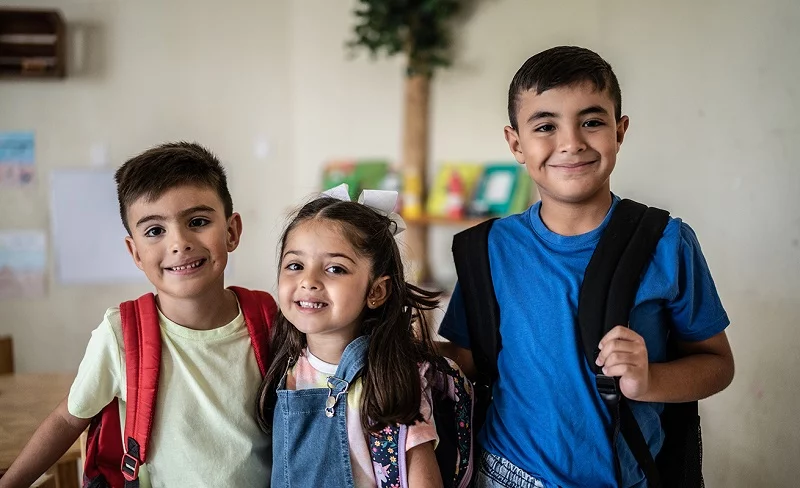 Portrait of friends at school.Las rutinas, las comidas nutritivas y los buenos hábitos de sueño ayudan a los niños y las niñas a comenzar el año escolar con tranquilidad y los preparan para un año saludable y feliz. Foto: Getty Images.