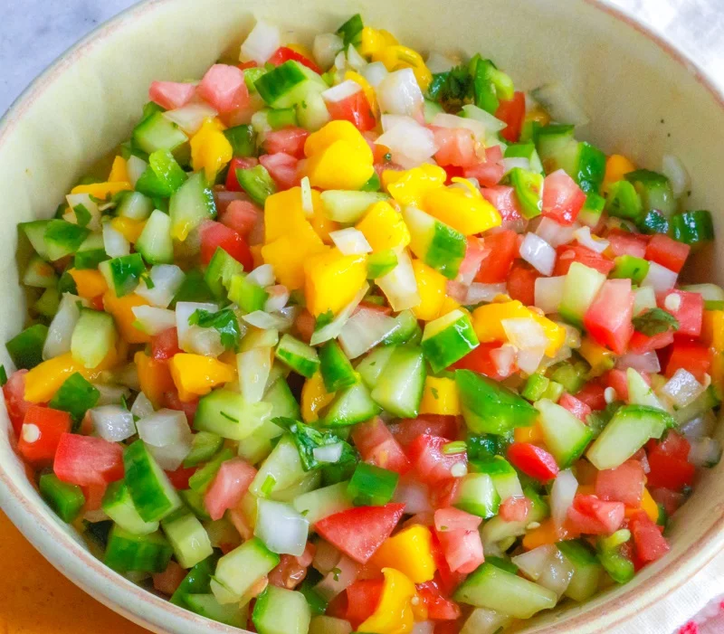 Receta de pico de gallo con dos nuevos ingredientes refrescantes: pepino y mango. Foto: Everyday Latina. Gemma Aguayo-Murphy, para UCHealth.