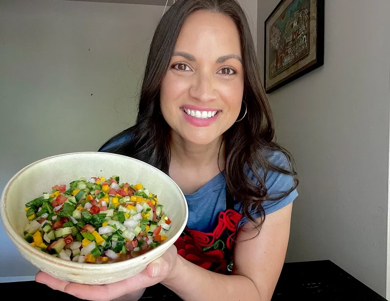 Gemma Aguayo-Murphy, muestra su receta de pico de gallo con dos nuevos ingredientes refrescantes: pepino y mango. Foto: Everyday Latina. Gemma Aguayo-Murphy, para UCHealth. 