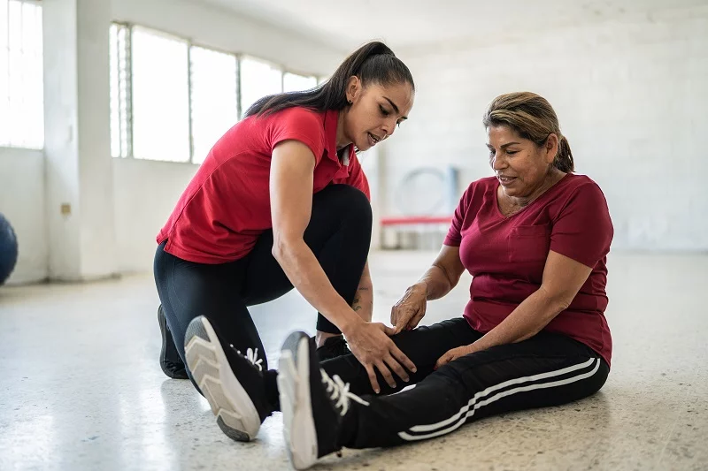 A medida que envejecemos, la visión, la audición y el equilibrio, junto con algunos medicamentos, pueden aumentar el riesgo de caídas. Sin embargo, hay medidas que puede tomar para prevenirlas. Foto: Getty Images.