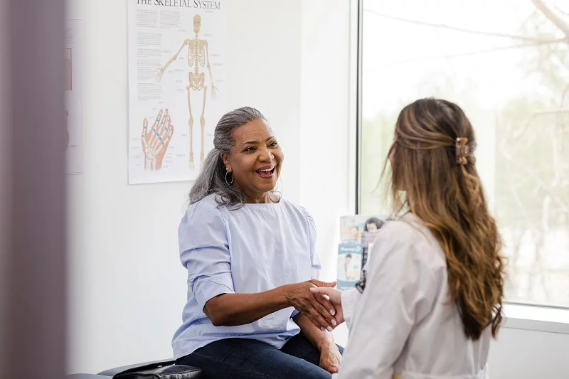 Durante una evaluación de salud se realizan pruebas y se recolectan datos que pueden ayudar a guiar los cambios en el estilo de vida para reducir el riesgo de enfermedades como la diabetes y los accidentes cerebrovasculares. Foto: Getty Images.