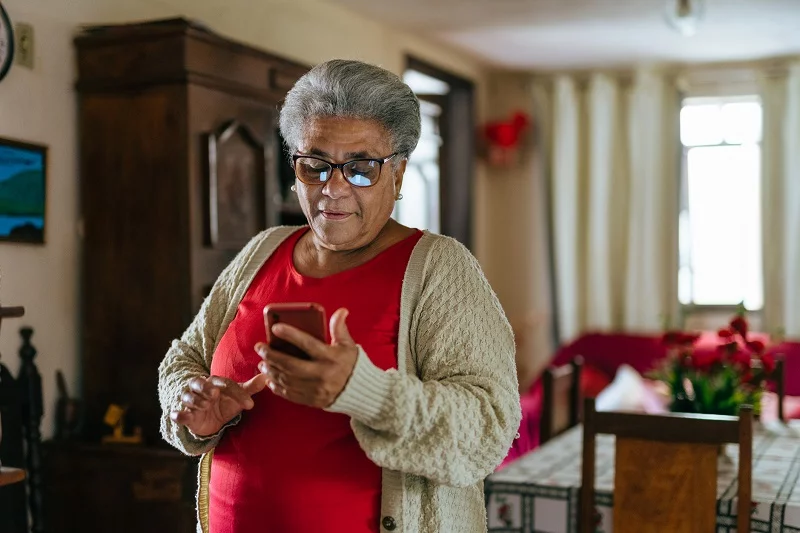 Quienes cometen fraudes contra personas adultas mayores se volverán cada vez más sofisticados. De nosotros depende proteger nuestro bienestar financiero y psicológico. Foto: Getty Images.