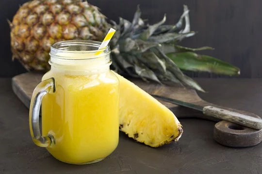 Agua fresca de piña, una bebida natural, libre de colorantes y endulzantes artificiales. Foto: Getty Images.
