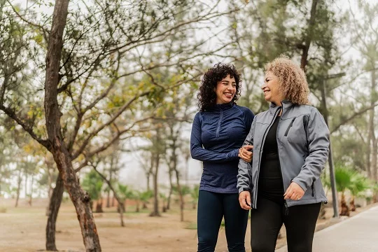 Caminar es tan saludable que, si fuera un fármaco, sería un éxito rotundo. Pero ¿cuál es la cantidad mágica de pasos que necesita dar al día? Resulta que el objetivo de caminar o correr 10,000 pasos al día era arbitrario. Intente moverse lo máximo posible y trate de caminar unos 7,000 pasos al día. Foto: Getty Images.