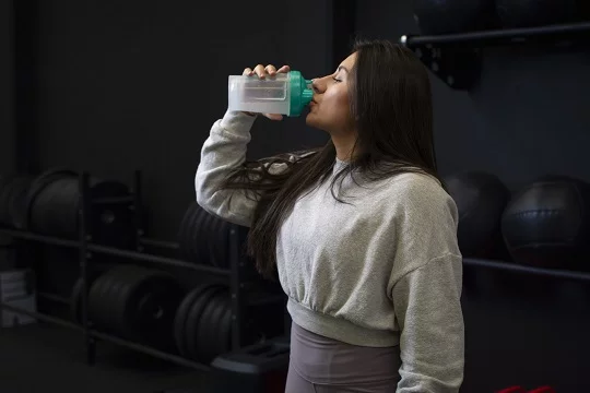 Desde las proteínas en polvo hasta las vitaminas, puede resultar confuso determinar qué suplementos son saludables y cuáles podrían ser una pérdida de tiempo y dinero. ¿Qué nos dice la ciencia? Un experto ofrece consejos. Foto: Getty Images.