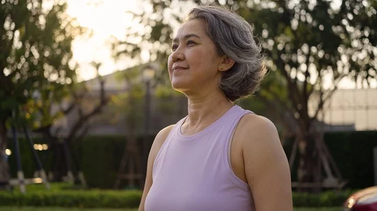 Las mujeres de 40 años pueden comenzar a experimentar la perimenopausia, una fase de transición marcada por cambios hormonales, síntomas variados y nuevas opciones de tratamiento. Foto: Getty Images.