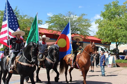 Una delegación de jinetes inauguró el festival con un desfile de banderas de Estados Unidos, Colorado y México, representando la fusión cultural. Foto de Ana Gretchen Robleto, para UCHealth.