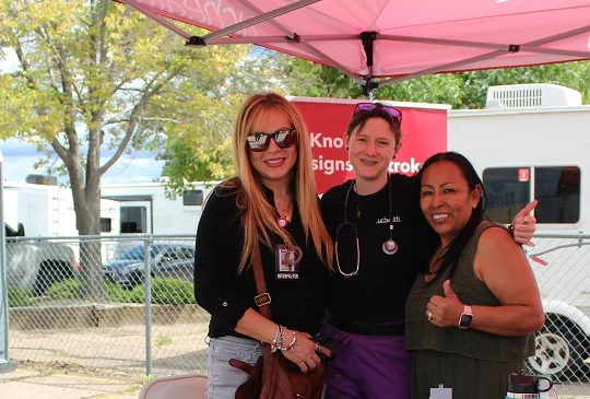 Claudia Navarro Martínez (derecha) visita cada año, el stand de UCHealth en el festival de Fiestas Patrias, para hacerse una evaluación médica gratuita. Hace un año, los resultados de su prueba biométrica indicaron que necesitaba cambiar su estilo de vida. Ahora, un año después, regresó y descubrió que cuidar su alimentación y hacer ejercicio había mejorado significativamente sus datos de salud. Foto de Ana Gretchen Robleto, para UCHealth.