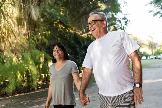Caminar es tan saludable que, si fuera un fármaco, sería un éxito rotundo. Pero ¿cuál es la cantidad mágica de pasos que necesita dar al día? Resulta que el objetivo de caminar o correr 10,000 pasos al día era arbitrario. Intente moverse lo máximo posible y trate de caminar unos 7,000 pasos al día. Foto: Getty Images.