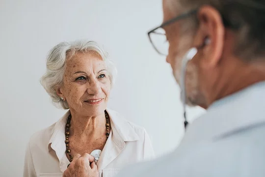 A veces necesita ir a urgencias. Otras veces, puede obtener la ayuda que necesita a través de atención de urgencia o una visita a su médico de cabecera. Saber cuándo y dónde acudir para recibir atención médica puede ahorrarle tiempo y dinero. Foto: Getty Images.