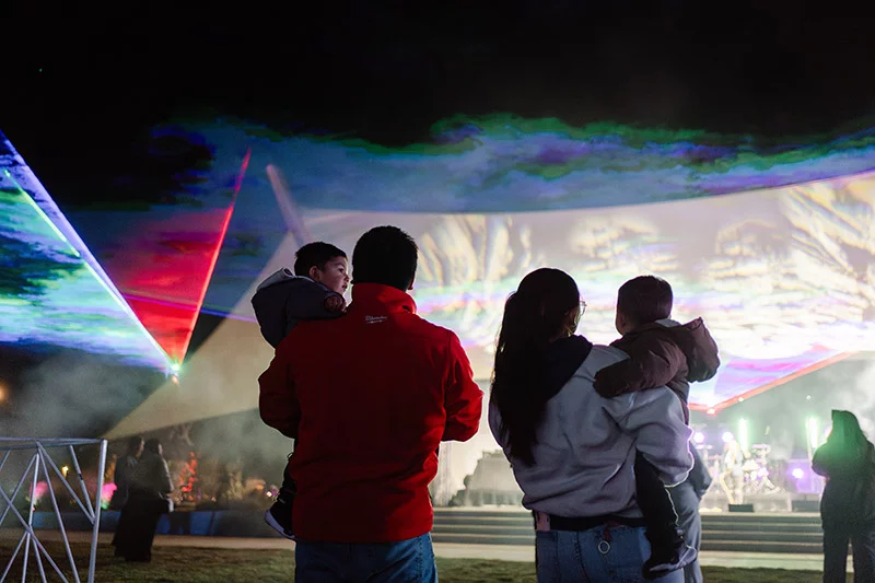 Los espectadores disfrutan de arte lumínico inmersivo durante el Festival de la Aurora Boreal. Este evento, que se celebra en octubre, se celebra por segunda vez. Foto cortesía de Visit Aurora.