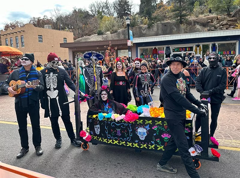 Las Carreras y Festival de Ataúdes de Emma Crawford se iniciaron en memoria de Emma, ​​quien vivió en el pueblo a finales del siglo XIX. Su historia es única, al igual que el festival. Foto cortesía de Emma Crawford Coffin Races and Festival.