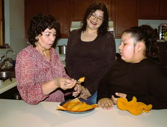 Haidee preparó tamales mexicanos para disfrutar con su hija Elizabeth y su nieta Itzel. Foto: Ana Gretchen Robleto L., para UCHealth.