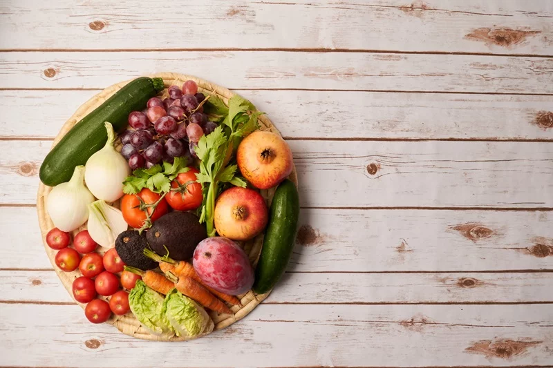 El mejor consejo para guardar los productos perecederos, como frutas y verduras, es almacenarles en un entorno similar al de su cultivo. Foto: Getty Images.