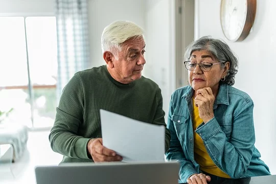 Un hombre completa la información de su seguro médico en un consultorio. Es importante comprender qué centros y hospitales de UCHealth están dentro de la red de su plan. Foto: Getty Images.