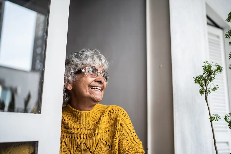 Muchas personas adultas mayores esperan "envejecer en casa" o quedarse en sus hogares a medida que envejecen. Para envejecer en casa con seguridad, es útil planificar con antelación. Foto: Getty Images.