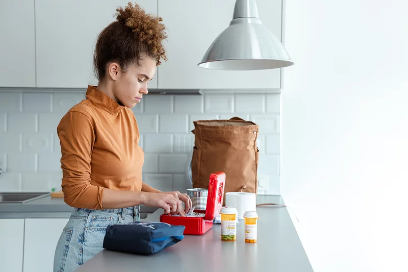 Contar con medicamentos básicos y un botiquín de primeros auxilios facilita mucho el tratamiento de lesiones o enfermedades leves. Foto: Getty Images.