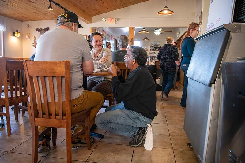 Loree Lund and her husband, Chris Lund, talk with Willie. Photo by Chuck Bigger, for UCHealth.